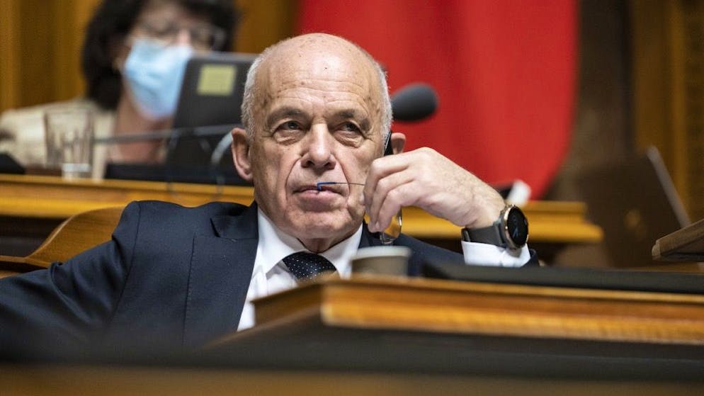 Bundesrat Ueli Maurer verfolgt die Budgetdebatte an der Fruehjahrssession der Eidgenoessischen Raete, am Dienstag, 1. Maerz 2022 im Nationalrat in Bern. (KEYSTONE/Alessandro della Valle)