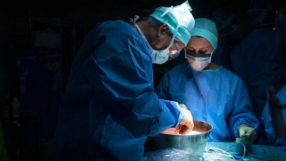Des chirurgiens et des infirmiers procedent a une transplantation d'un rein dans un bloc operatoire du Centre Hospitalier Universitaire Vaudois, CHUV, le mardi 15 septembre 2020 a Lausanne. En suisse une initiative populaire veut introduire le consentement presume pour les donneurs d'organes. (KEYSTONE/Leandre Duggan)