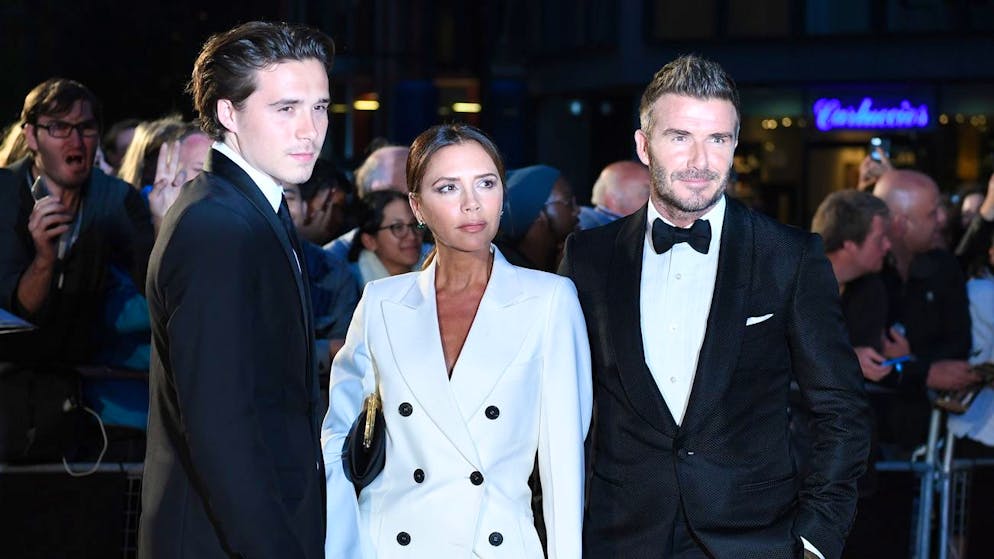epa07815448 British former soccer player David Beckham (R), his wife, British fashion designer Victoria Beckham (C) and their son, Brooklyn Beckham (L) arrive for the GQ Men Of The Year Awards 2019 ceremony in London, Britain, 03 September 2019. The awards are presented by international monthly men's magazine GQ. EPA/FACUNDO ARRIZABALAGA