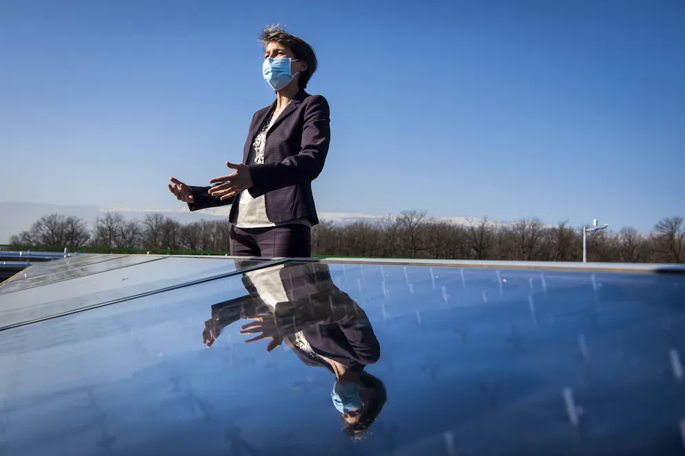 Bundesrätin Simonetta Sommaruga bei der Einweihung einer Solaranlage in Lignon nahe Genf.