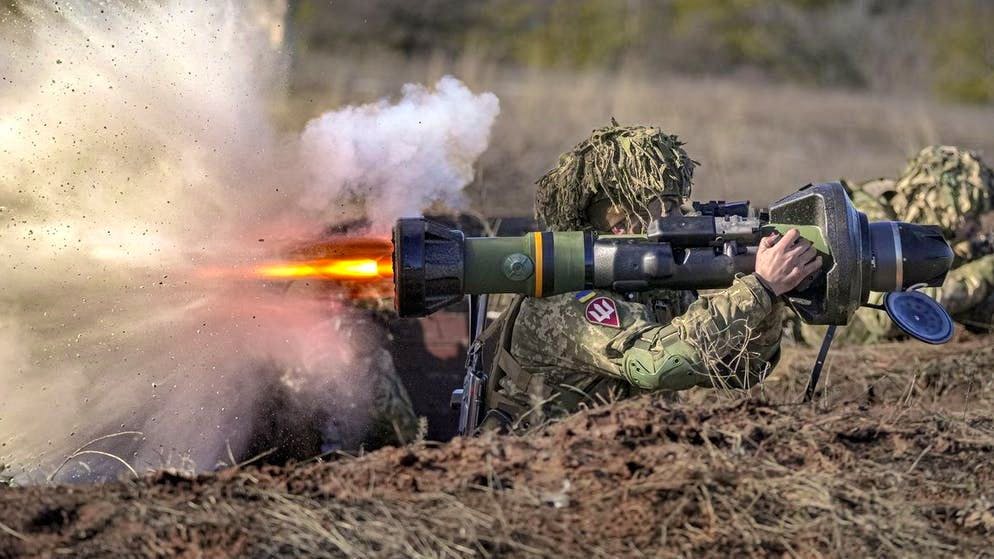 Un soldato ucraino spara una "Next Generation Light Anti-Tank Weapon" NLAW durante una manovra il 15 febbraio 2022. (Archivio)