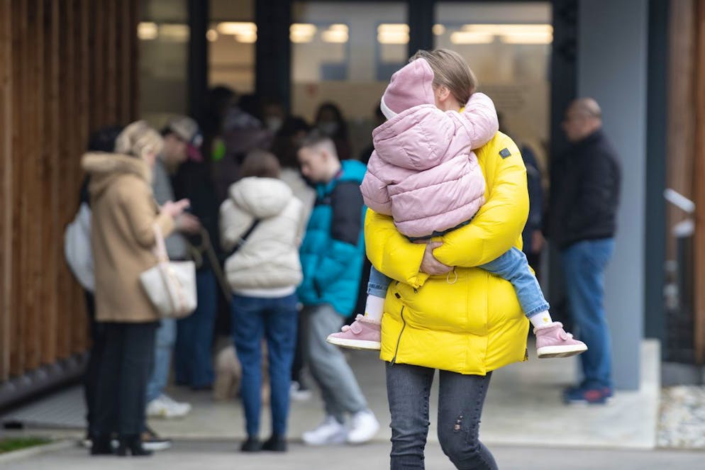 Fluechtlinge aus der Ukraine kommen im Bundesasylzentrum in Chiasso an, am Donnerstag, 17. Maerz 2022. Inzwischen sind wegen dem Krieg ueber 9000 Menschen aus der Ukraine in die Schweiz gefluechtet. (KEYSTONE/Ti-Press/Pablo Gianinazzi)