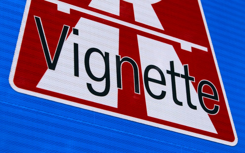 Wer in Österreich auf mautpflichtigen Strassen ohne Vignette unterwegs ist, riskiert saftige Strafzahlungen.