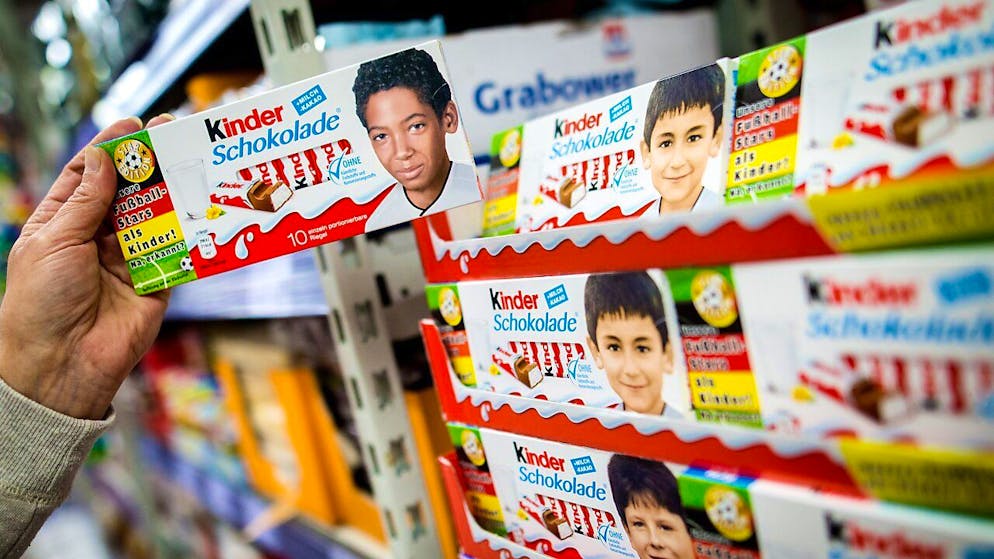 Salmonellen-Verdacht in «Kinder»-Schokoladen von Ferrero: Hier eine Ausgabe mit Kinderbildern von deutschen Fussballstars. (Archivbild)