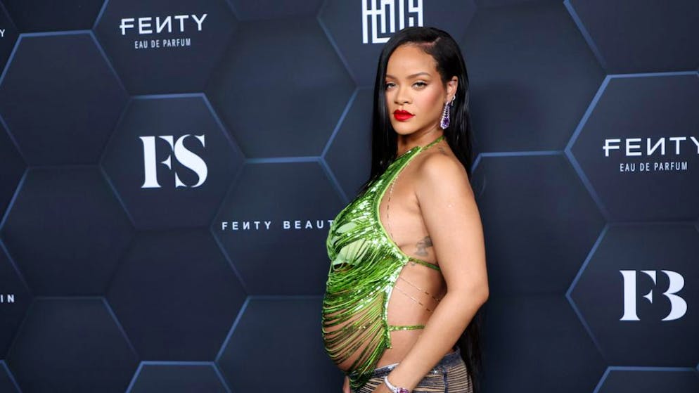 Rihanna enceinte. De la peau nue et des paillettes