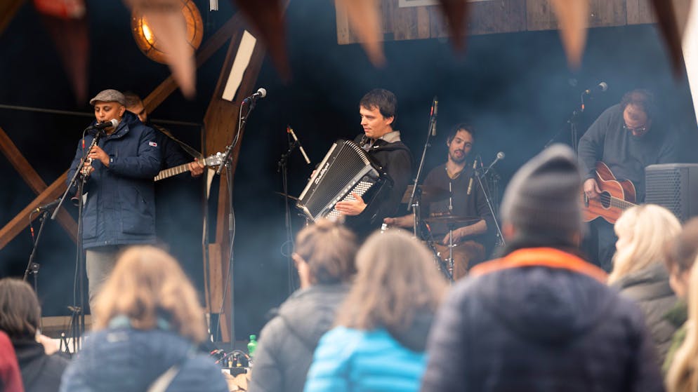Die Winterthurer Band Seasbass sorgt am Freitagmittag für Stimmung. 