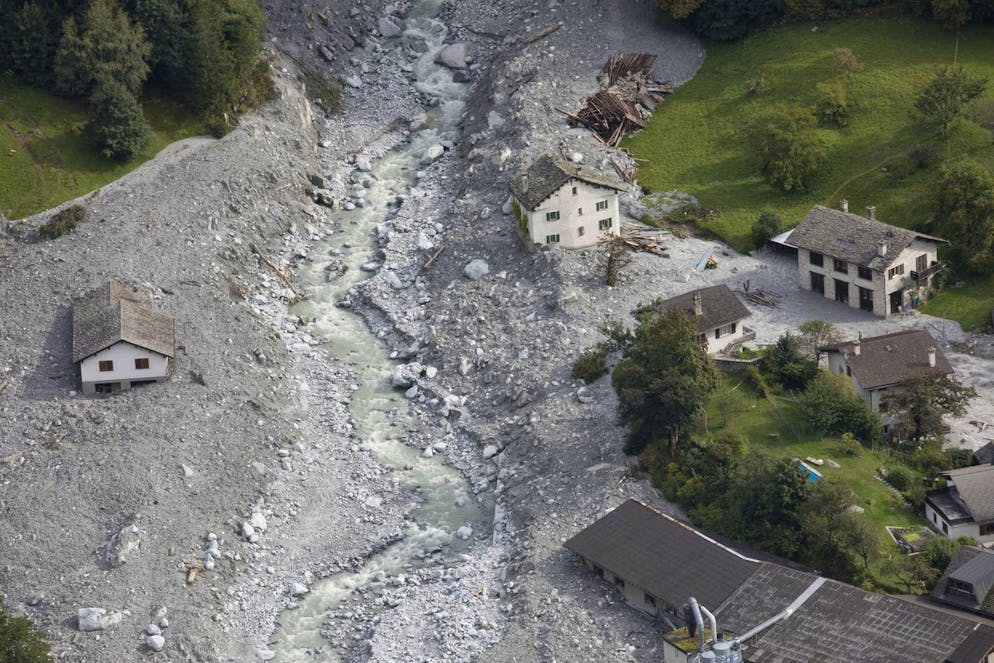 Aufraeumarbeiten in Bondo, aufgenommen am Sonntag, 17. September 2017, von Soglio aus. Am Piz Cengalo im suedbuendnerischen Bergell war es am Freitagabend zu weiteren Felsabbruechen gekommen. Die Gesteinsbrocken loesten aber keinen erneuten Murgang aus. (KEYSTONE/Aladin Klieber)