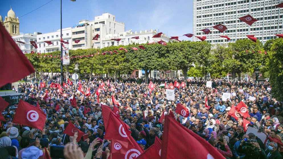 I manifestanti hanno denunciato lo scioglimento del parlamento deciso il 30 marzo dal presidente Kais Saied.
