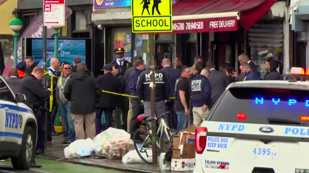 Polizisten am Tatort im New Yorker Stadtbezirk Brooklyn.