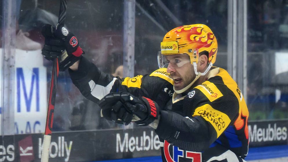 le top scorer PostFinance fribourgeois Christopher DiDomenico celebre son goal (1-1), lors de la rencontre de playoff 1/2 de final acte 3 du championnat suisse de hockey sur glace de National League LNA, entre le HC Fribourg-Gotteron, HCFG, et le ZSC Lions, ce mardi 12 avril 2022 a la patinoire de la BCF Arena a Fribourg. (PostFinance/KEYSTONE/Anthony Anex)