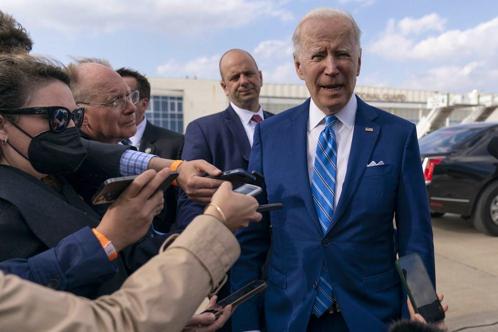 Il presidente Joe Biden parla con i media prima di salire sull'Air Force One all'aeroporto internazionale di Des Moines, Iowa, il 12 aprile, diretto a Washington. In quest'occasione spiega perché definisce la guerra di Putin in Ucraina un genocidio.