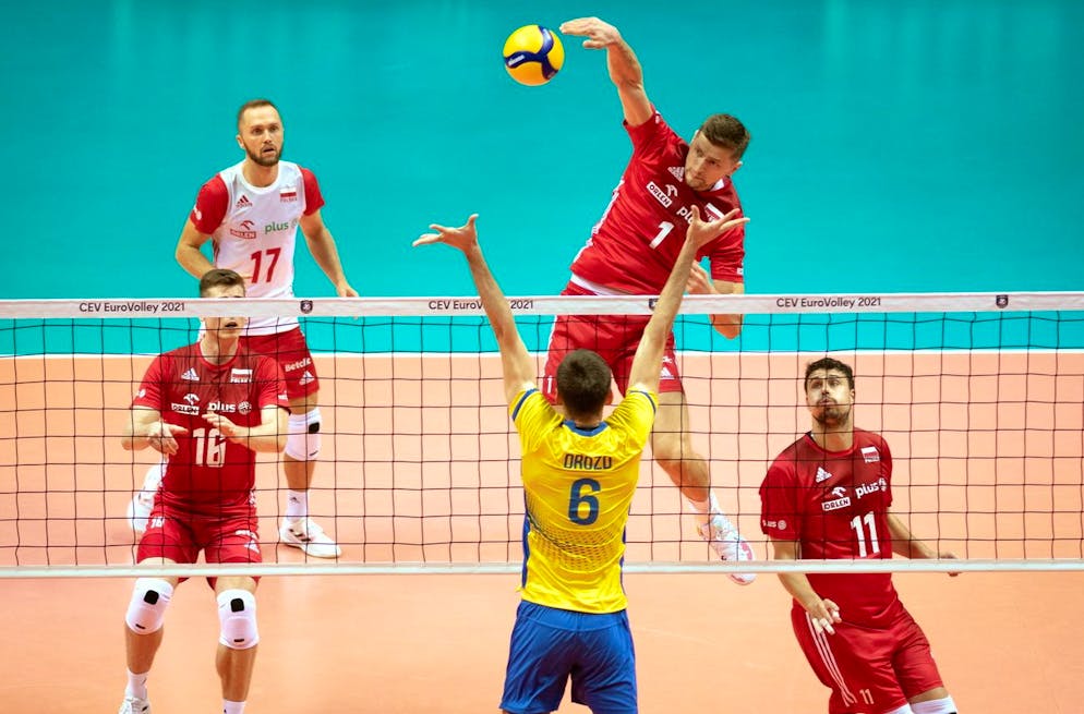epa09455711 Poland's Kamil Semeniuk (L-front), Pawel Zatorski (L-back), Piotr Nowakowski (C-back) and Fabian Drzyzga (R) in action against Ukraine's Maksym Drozd (C-front) during the 2021 Men's European Volleyball Championship Pool A match between Poland and Ukraine in Krakow, south Poland, 08 September 2021. EPA/Art Service 2 POLAND OUT