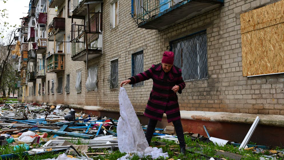 Der Krieg in der Ukraine in Bildern. <strong>15. April: </strong>Eine Frau durchsucht in Kramatorsk die Habseligkeiten, die beim Beschuss eines Wohngebäudes ins Freie geschleudert wurden. 
