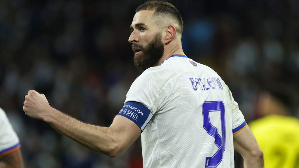 epa09887135 Real Madrid's striker Karim Benzema celebrates after scoring the 2-3 goal during the UEFA Champions League quarter final second leg soccer match between Real Madrid and Chelsea held at Santiago Bernabeu Stadium, in Madrid, Spain, 12 April 2022. EPA/JUANJO MARTIN