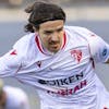 Le defenseur zuerichois Fabian Rohner, gauche, lutte pour le ballon avec le milieu valaisan Anto Grgic, droite, lors de la rencontre du championnat de football de Super League entre le FC Sion et le FC Zuerich, FCZ ce dimanche, 20 fevrier 2022 au stade de Tourbillon a Sion. (KEYSTONE/Cyril Zingaro)