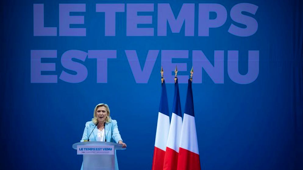ARCHIV - 12.09.2021, Frankreich, Frejus: Marine Le Pen, Präsidentschaftskandidatin des rechtsextremen Rassemblement National (RN), hält eine Rede bei einer Parteiveranstaltung des Rassemblement National. Marine Le Pen weiß sich zu wandeln. Zum dritten Mal nimmt die rechte Politikerin Anlauf auf Frankreichs höchstes Staatsamt - und es scheint, als werde sie von Wahlkampf zu Wahlkampf glatter. Foto: Daniel Cole/AP/dpa +++ dpa-Bildfunk +++