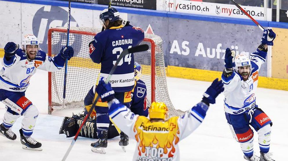 Zuerichs Justin Azevedo, Mitte, jubelt mit Teamkollegen nach dem Tor zum 3:2 im ersten Eishockey Playoff-Finalspiel der National League zwischen dem EV Zug und den ZSC Lions am Montag 18. April 2022, in der Bossard Arena in Zug. (KEYSTONE/Michael Buholzer)