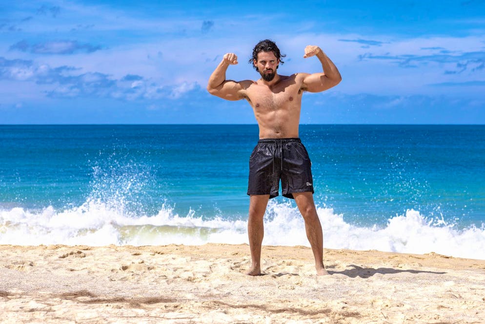 Personal Trainer Marcel fällt definitiv auf. Nicht nur wegen seinen strahlend blauen Augen oder den Muskeln, sondern auch aufgrund seines polarisierenden, selbstbewussten und hochmütigen Charakters. Im Fitnessstudio oder beim Boxen lässt der 24-jährige Deutsche gerne seine Power raus. Die Frau an seiner Seite sollte wissen, was sie will und muss mit seinem starken Charakter umgehen können.
