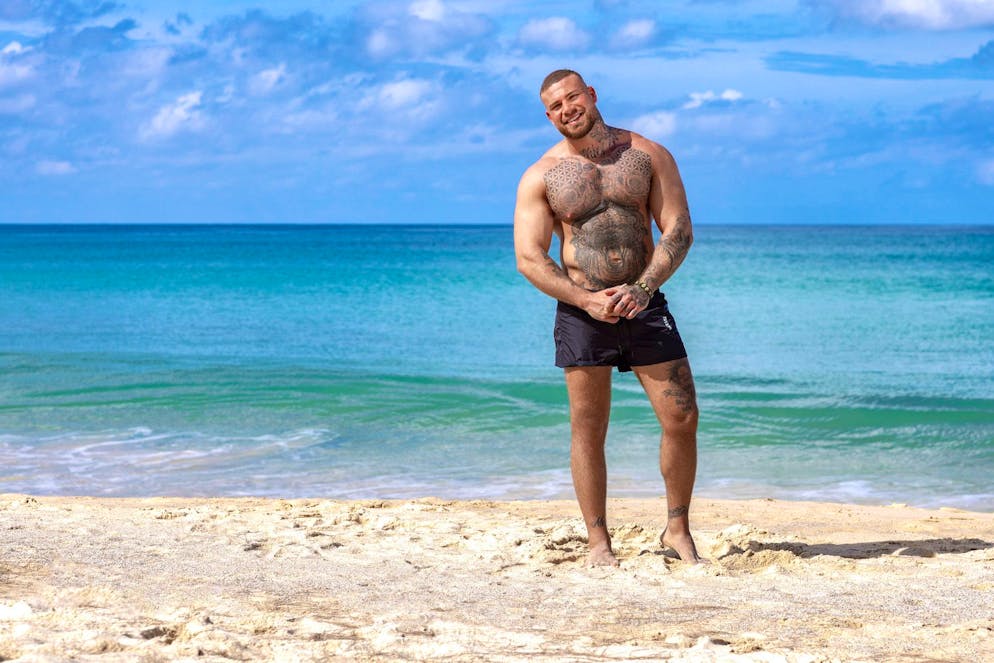 Salvatore bringt eine gute Portion italienisches Temperament mit nach Thailand. Zudem ist er lustig, etwas eitel und denkt nicht immer nach, bevor er spricht. Er konnte in Deutschland CH Media Entertainment · Thurgauerstr. 80 · CH-8050 Zürich · joel.steiger@chmedia.ch · www.oneplus.ch · +41 43 336 36 50 bereits bei Shows wie «Temptation Island», «Ex on the beach» oder «Are You The One» erste TV-Erfahrungen sammeln. Das Wichtigste im Leben des 28-Jährigen ist seine Familie, die er mehrmals jährlich in Sizilien besucht. Disziplin und Sexappeal ist ihm bei einer Frau sehr wichtig.