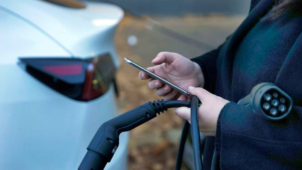 Begründung Umweltschutz. Tesla-Käufer müssen für Ladekabel extra zahlen