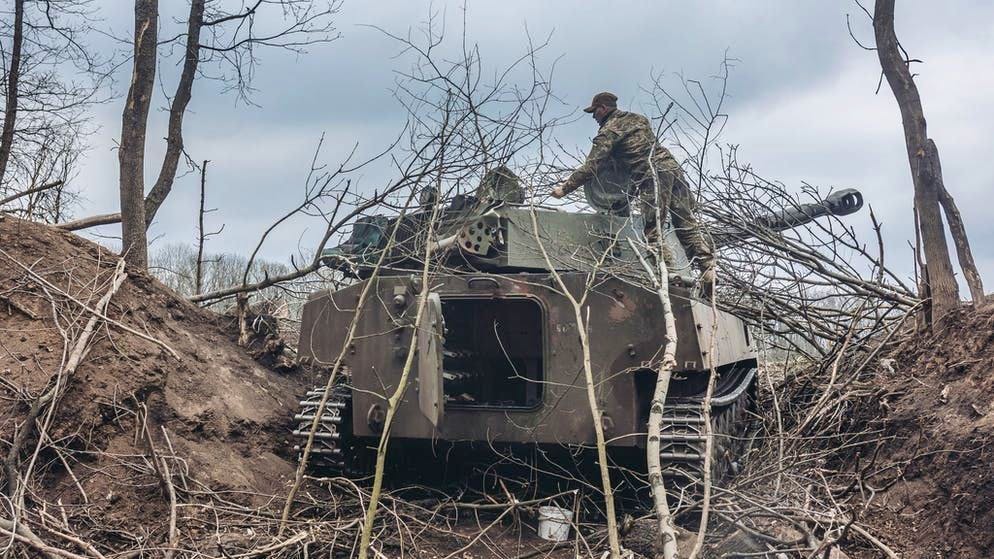 Un soldato ucraino sale su un veicolo da combattimento di fanteria nel Donbass. L'esercito russo ha lanciato la sua principale offensiva nell'est del paese.