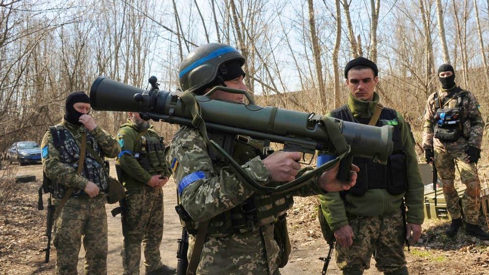 I soldati ucraini stanno praticando un sistema d'arma svedese: per resistere all'offensiva russa nell'est del paese, l'Ucraina ha ancora bisogno di forniture di armi dall'estero.