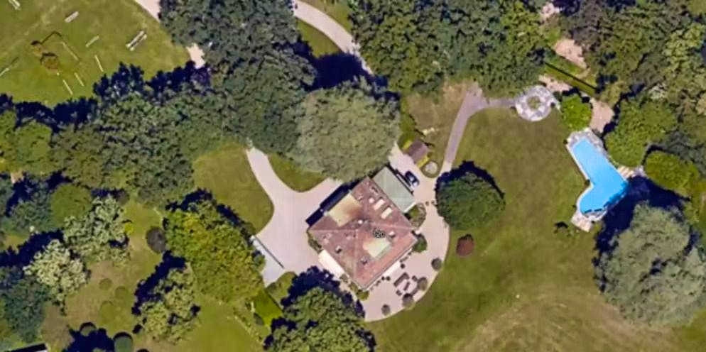 Robbie Williams ha acquistato questa proprietà sul Lago di Ginevra solo un anno fa. La villa è ora di nuovo in vendita.