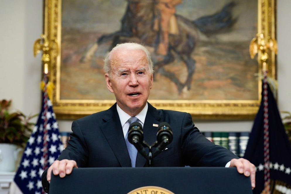 epa09900763 U.S. President Joe Biden delivers remarks on Ukraine in the Roosevelt Room at the White House in Washington, DC, USA, 21 April 2022. EPA/YURI GRIPAS / POOL