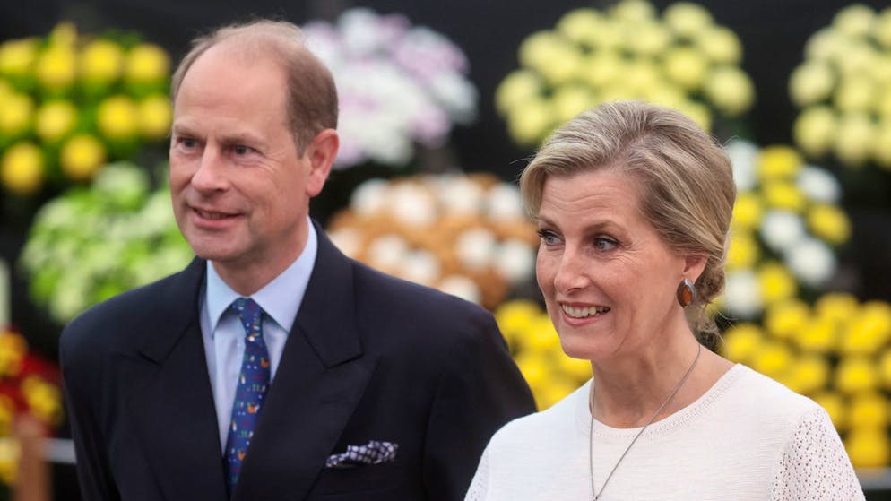 Prinz Edward, Earl of Wessex, und seine Frau Sophie, Countess of Wessex, rücken aus der zweiten Reihe nach vorn.