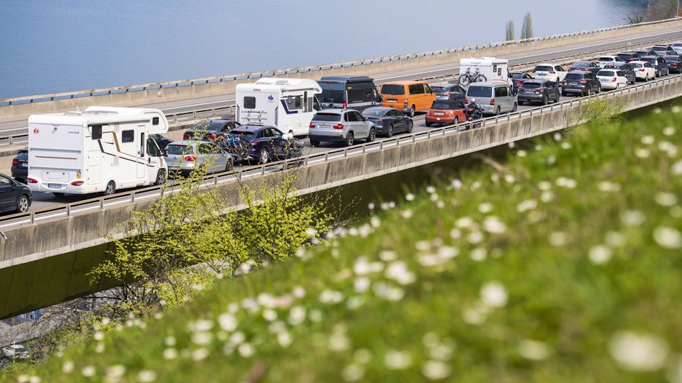 Der Osterreiseverkehr am Karfreitag staut sich vor dem Gotthard Tunnel in Richtung Sueden zwischen Amsteg und Beckenriend, überden Seelisbergtunnel hinaus, bis auf ueber 20 Kilometer Laenge, am Freitag, 15. April 2022 in Beckenried im Kanton Nidwalden. (KEYSTONE/Urs Flueeler)
