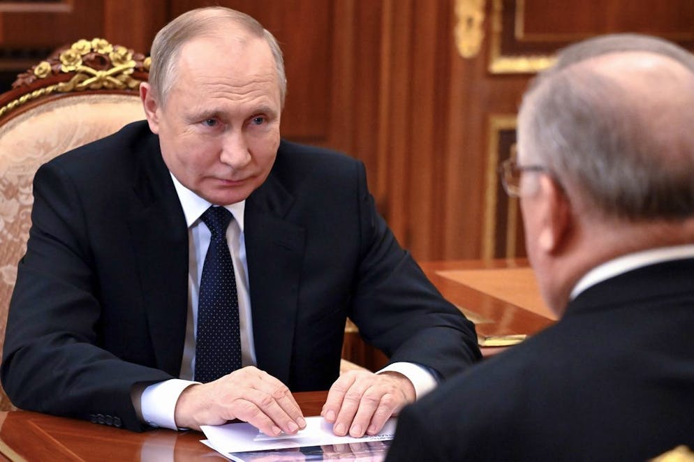 Il presidente russo Vladimir Putin ascolta il presidente della Transneft Nikolay Tokarev al Cremlino di Mosca, giovedì 21 aprile 2022.