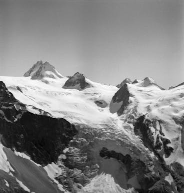 Eine Luftaufnahme der Walliser Alpen mit Glacier Mont Mine, den Dents du Bertol, rechts, und den Dents du Bouquetin, links, aufgenommen im September 1951. (KEYSTONE/PHOTOPRESS-ARCHIV/Joe Boog)