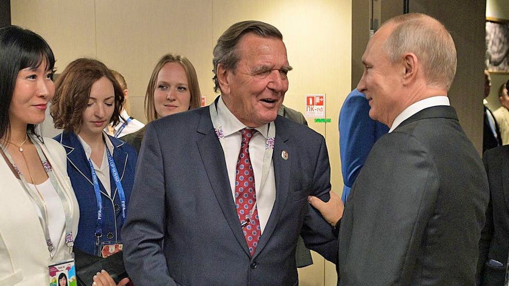 Der deutsche Altkanzler Gerhard Schröder trifft am 14. Juni 2018 anlässlich der Fussball-Weltmeisterschaft in Russland Wladimir Putin in Moskau. (Archiv)