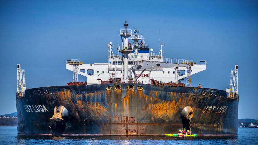 Die russische Ust Luga wird in der Nähe von Oslo von Greenpeace-Aktivisten blockiert.