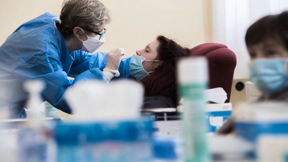 Test rari e costosi. Nuova ondata di Covid in arrivo. Almeno 150 franchi per un PCR? «Così quasi nessuno si fa testare»