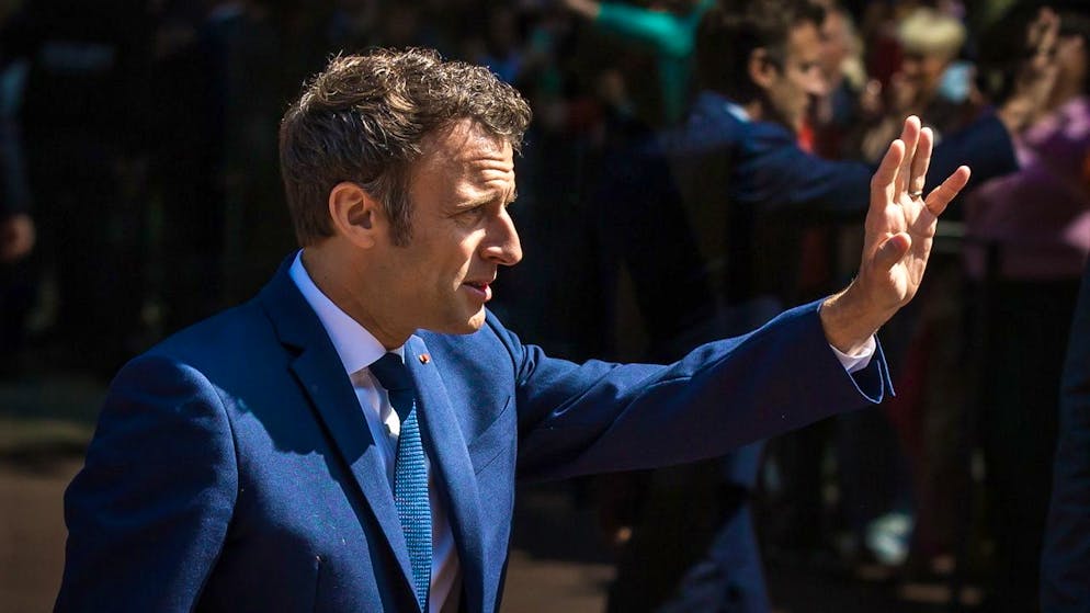 epa09907846 French President and candidate for re-election, Emmanuel Macron waves to supporters after voting in the second round of the 2022 French presidential election, at a polling station in Le Touquet, France, 24 April 2022 (issued 25 April 2022). EPA/Christophe Petit Tesson