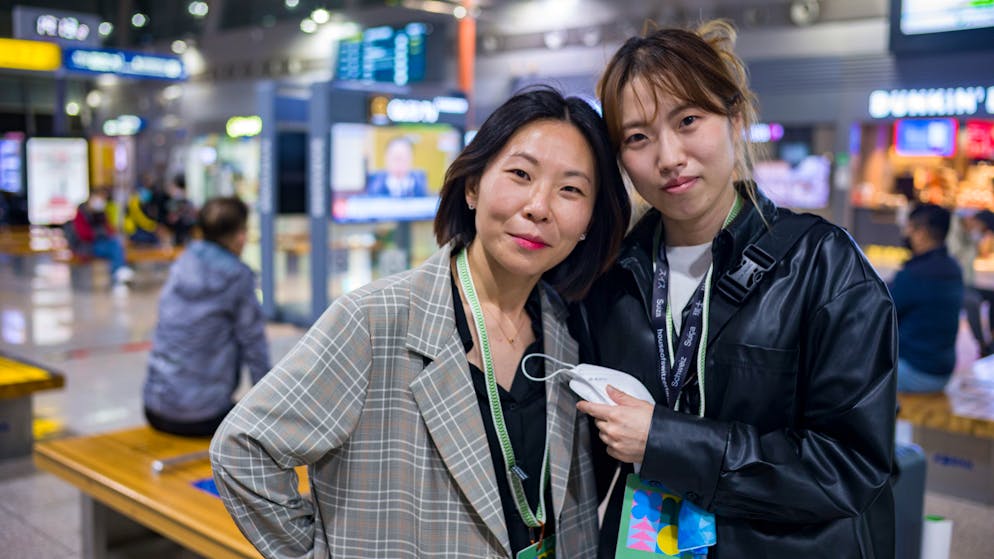 Die beiden Koreanerinnen Kyung (l.) und Soyeon (r.) waren als Festival-Profis auch die persönlichen Assistentinnen der Jury-Mitglieder und mussten sich dabei immer wieder mal auf die Suche nach der «unpünktlichen» Schweizerin 