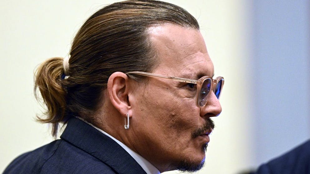 epa09910581 US actor Johnny Depp listens in the courtroom at the Fairfax County Circuit Courthouse in Fairfax, Virginia, USA, 26 April 2022. Johnny Depp's 50 million US dollars defamation lawsuit against Amber Heard that started on 10 April is expected to last five or six weeks. EPA/BRENDAN SMIALOWSKI / POOL