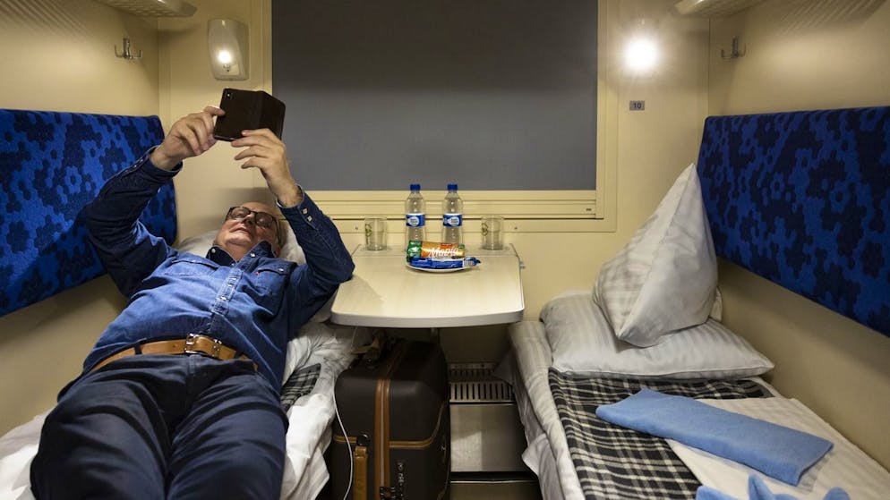 Nationalrat Yves Nidegger liegt in seinem Schlafwagenabteil im Nachtzug von Przemysl, Polen nach Kiew in der Ukraine, am Dienstag, 26. April 2022. Eine Schweizer Delegation mit Nationalratspraesidentin Irene Kaelin und den Nationalraeten Gugger, Nordmann und Nidegger reist fuer einen Besuch in Kiew mit dem Nachtzug von Przemysl in Polen nach Kiew in der Ukraine. (KEYSTONE/Peter Klaunzer)