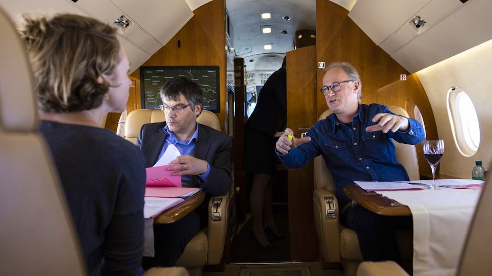 Nationalratspraesidentin Irene Kaelin, links, diskutiert mit den Nationalraeten Roger Nordmann, Mitte, und Yves Nidegger, rechts, waehrend einem Flug zu einem Besuch in der Ukraine, am Dienstag, 26. April 2022, in Bern-Belp. (KEYSTONE/Peter Klaunzer)