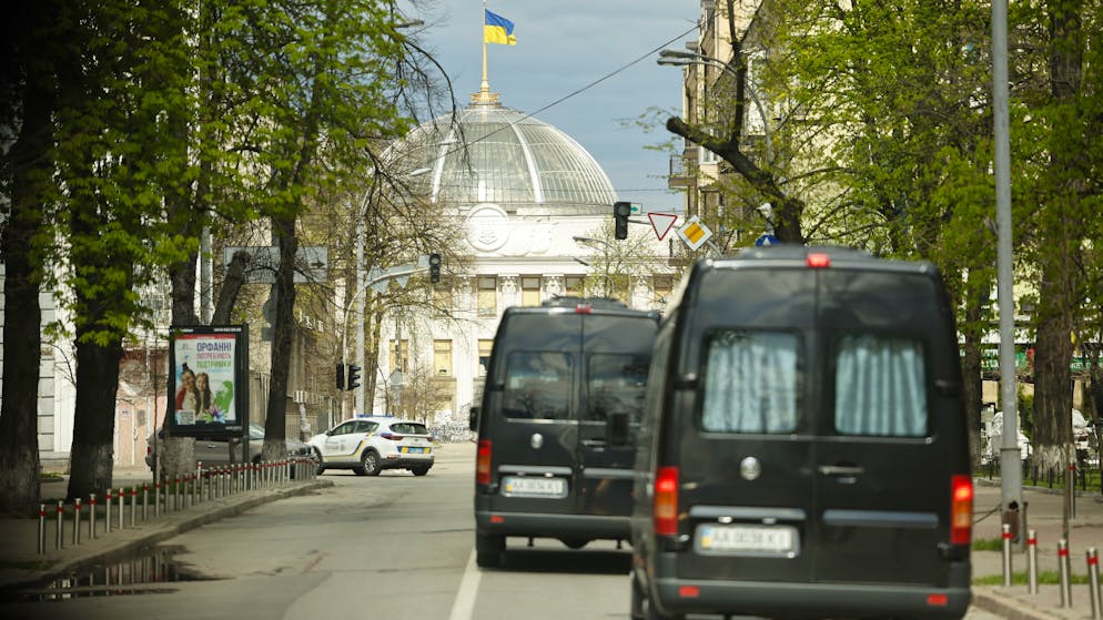 Delegation busses with the delegation of Irene Kaelin, President of the Swiss National Assembly, on the way to the parliament building in Kiev, Ukraine, Wednesday, April 27, 2022. (KEYSTONE/Peter Klaunzer)