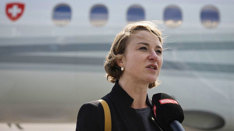 Nationalratspraesidentin Irene Kaelin gibt ein Interview vor dem Abflug zu einem Besuch in der Ukraine, am Dienstag, 26. April 2022, in Bern-Belp. Die Schweizer Delegation wird am Mittwoch am Sitz des ukrainischen Parlaments, der Werchowna Rada, empfangen. (KEYSTONE/Peter Klaunzer)