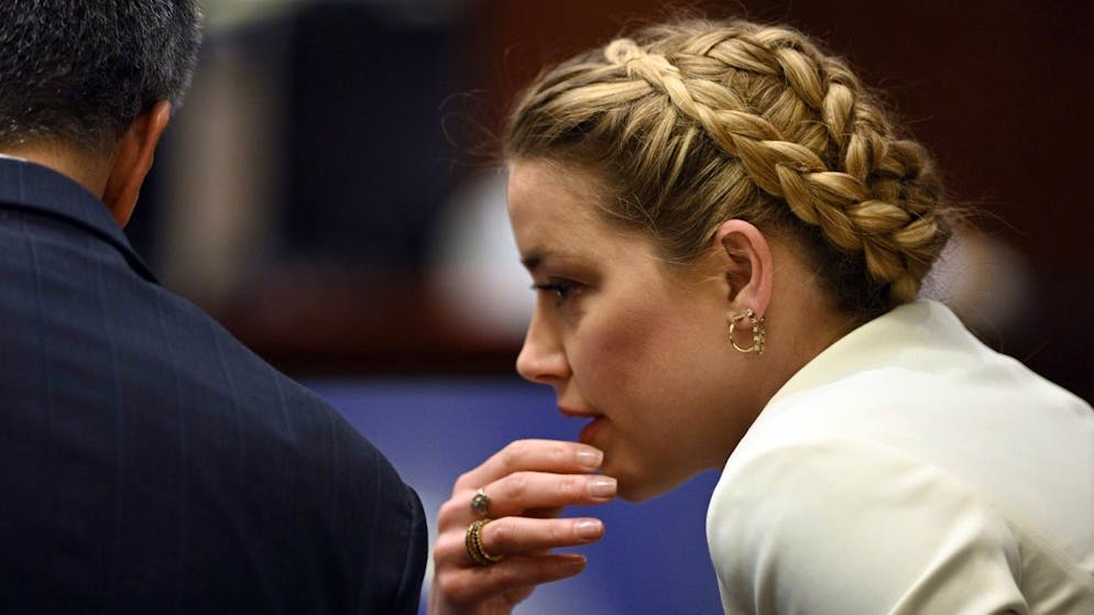epa09910641 Actress Amber Heard talks to her attorney in the courtroom at the Fairfax County Circuit Courthouse in Fairfax, Virginia, USA, 26 April 2022. Johnny Depp's 50 million US dollars defamation lawsuit against Amber Heard that started on 10 April is expected to last five or six weeks. EPA/BRENDAN SMIALOWSKI / POOL