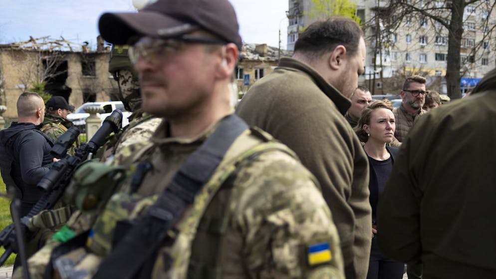 Irene Kaelin, President of the Swiss National Assembly, back right, stands beside Ruslan Stefanchuk, President of the Ukrainian Parliament, during a visit at the House of Culture in Irpin near Kiev, Ukraine, which was destroyed by Russian invaders, Tuesday, April 27, 2022. (KEYSTONE/Peter Klaunzer)