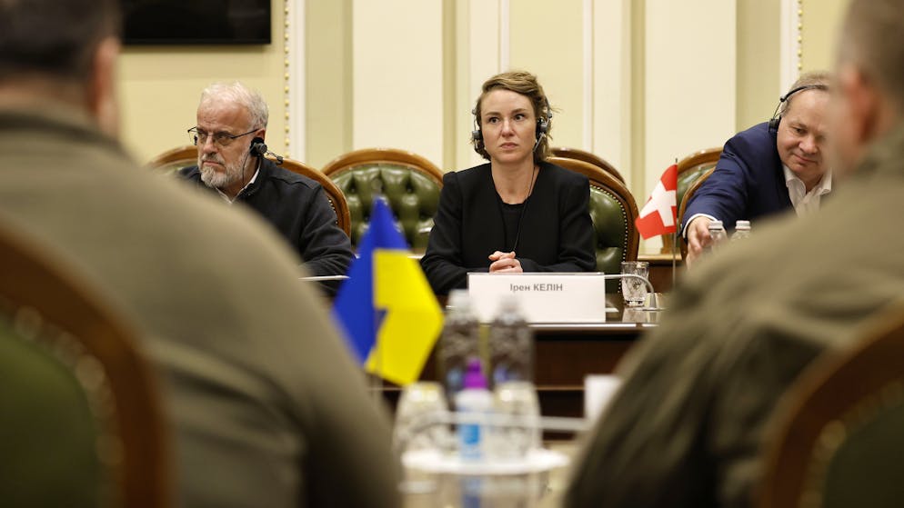 Irene Kaelin, President of the Swiss National Assembly, center, Claude Wild, Swiss Ambassador to Ukraine, right, and Talat Xhaferi, Speaker of the Parliament of North Macedonia, left, during a meeting with Ruslan Stefanchuk, President of the Ukrainian Parliament, front left, in the parliament building in Kiev, Ukraine, Wednesday, April 27, 2022. (KEYSTONE/Peter Klaunzer)