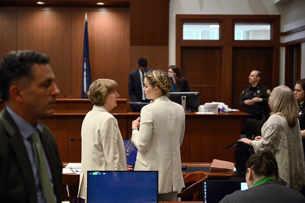 epa09910766 Actress Amber Heard talks to her attorney in the courtroom at the Fairfax County Circuit Courthouse in Fairfax, Virginia, USA, 26 April 2022. Johnny Depp's 50 million US dollars defamation lawsuit against Amber Heard that started on 10 April is expected to last five or six weeks. EPA/BRENDAN SMIALOWSKI / POOL