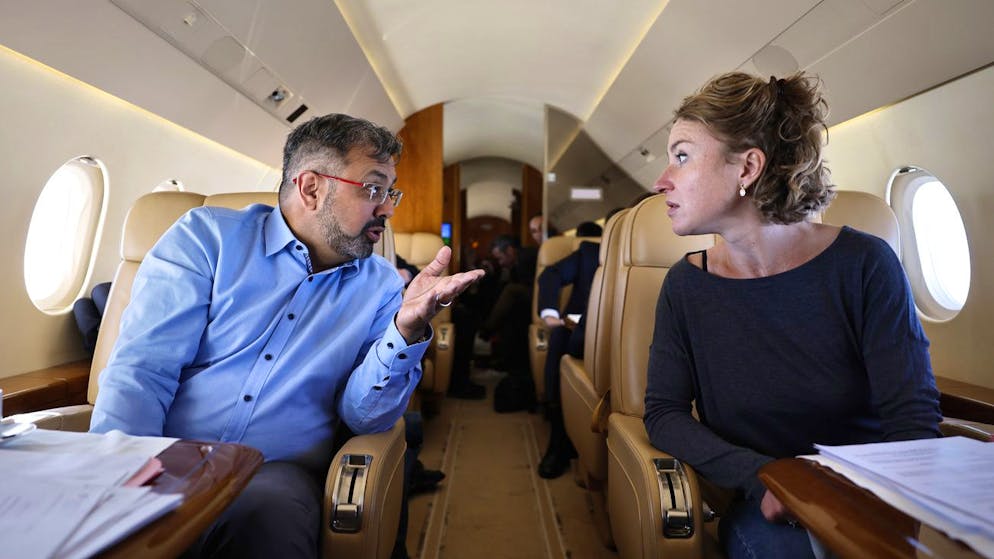 Nationalratspraesidentin Irene Kaelin, rechts, diskutiert mit Nationalrat Niklaus-Samuel Gugger, waehrend einem Flug zu einem Besuch in der Ukraine, am Dienstag, 26. April 2022, in Bern-Belp. Die Schweizer Delegation wird am Mittwoch am Sitz des ukrainischen Parlaments, der Werchowna Rada, empfangen. (KEYSTONE/Peter Klaunzer)