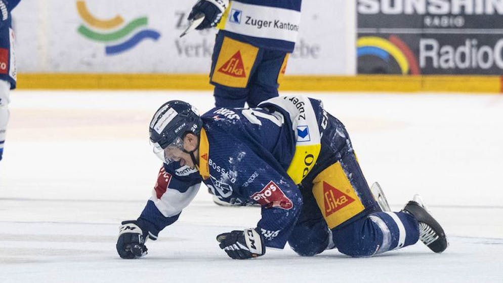 Zugs Reto Suri liegt auf dem Eis im fuenften Playoff-Final Eishockeyspiel der National League zwischen dem EV Zug und ZSC Lions am Mittwoch, 27. April 2022, in der Bossard Arena in Zug. (KEYSTONE/Ennio Leanza)