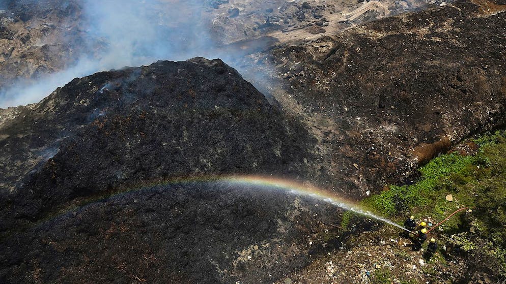 Le fiamme non si sono ancora estinte, ma l'incendio è stato circoscritto.