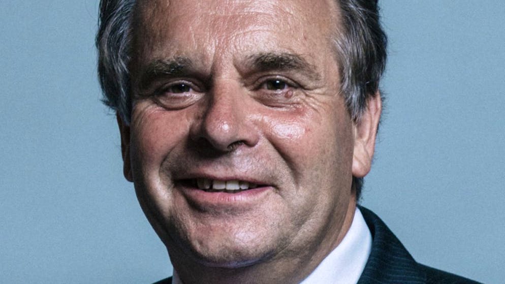 HANDOUT – Dieses undatierte vom britischen Parlament herausgegebene Foto zeigt Neil Parish, konservatives Mitglied des britischen Unterhauses. Parish wurde nach Vorwürfen, er habe im Unterhaus auf seinem Handy Pornos angeschaut, von der konservativen Fraktion. Foto: Chris Mcandrew/Uk Parliament/PA Media/dpa – ACHTUNG: Nur zur redaktionellen Verwendung im Zusammenhang mit der aktuellen Berichterstattung und nur mit vollständiger Nennung des vorstehenden Credits